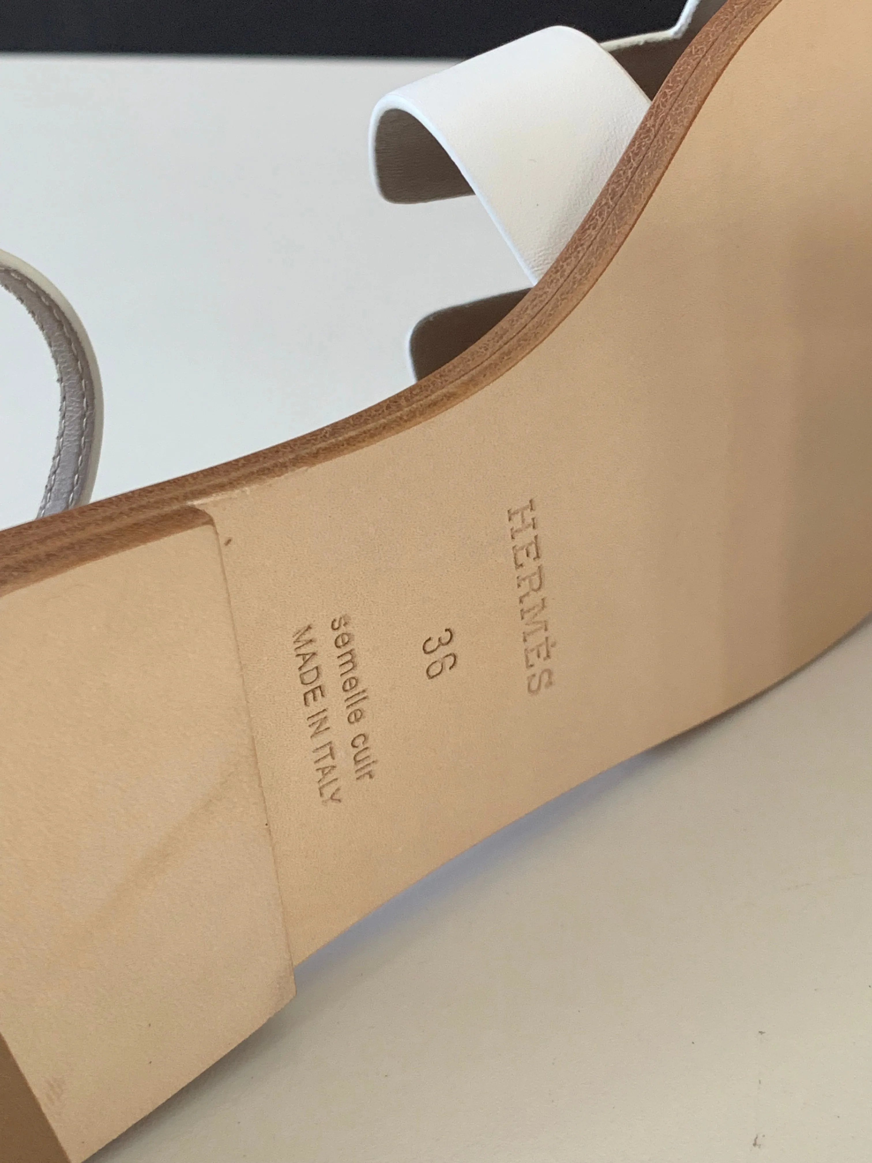 <b>HERMÈS</b> <br>Santorini Sandlas 36
