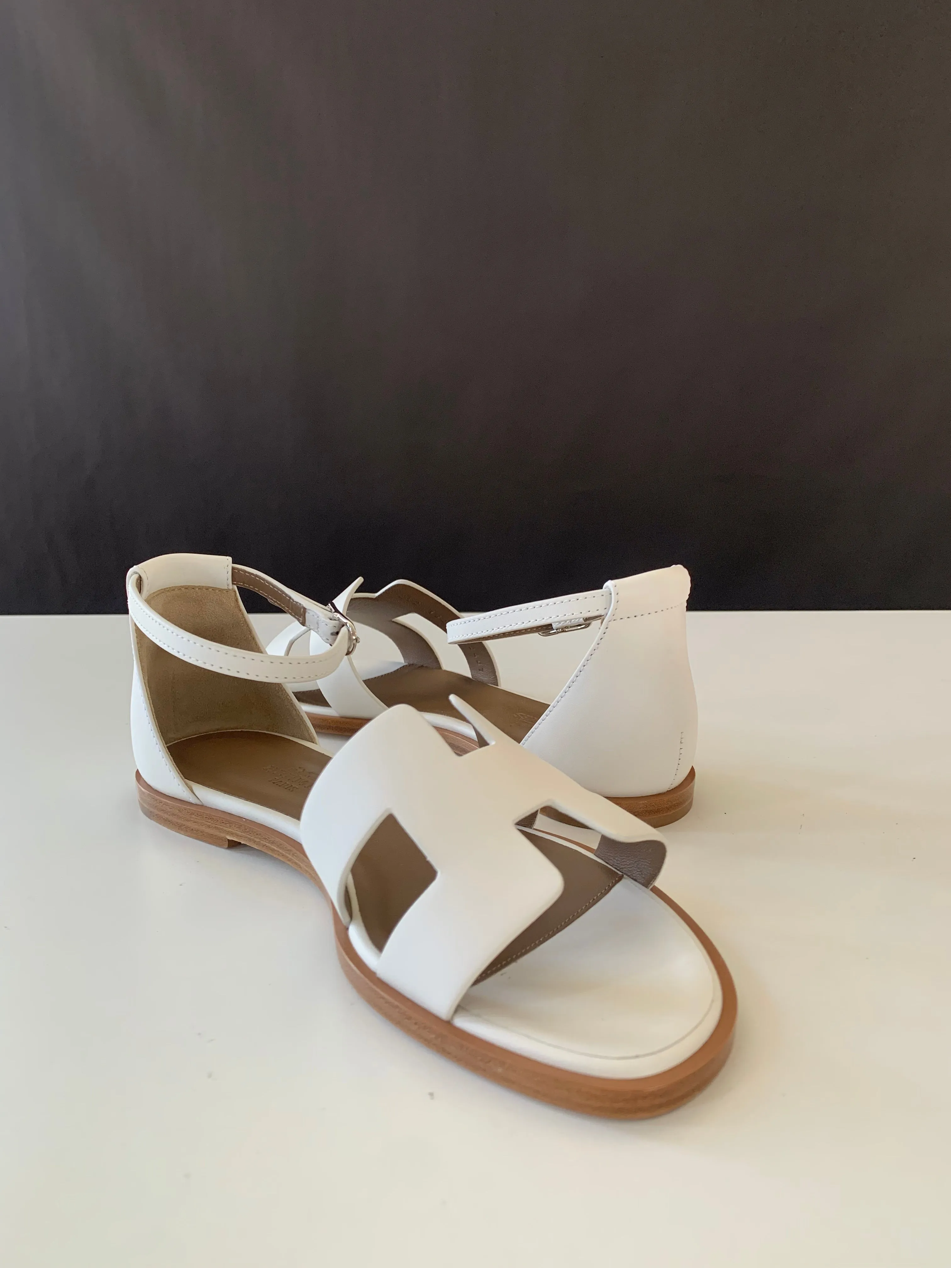 <b>HERMÈS</b> <br>Santorini Sandlas 36