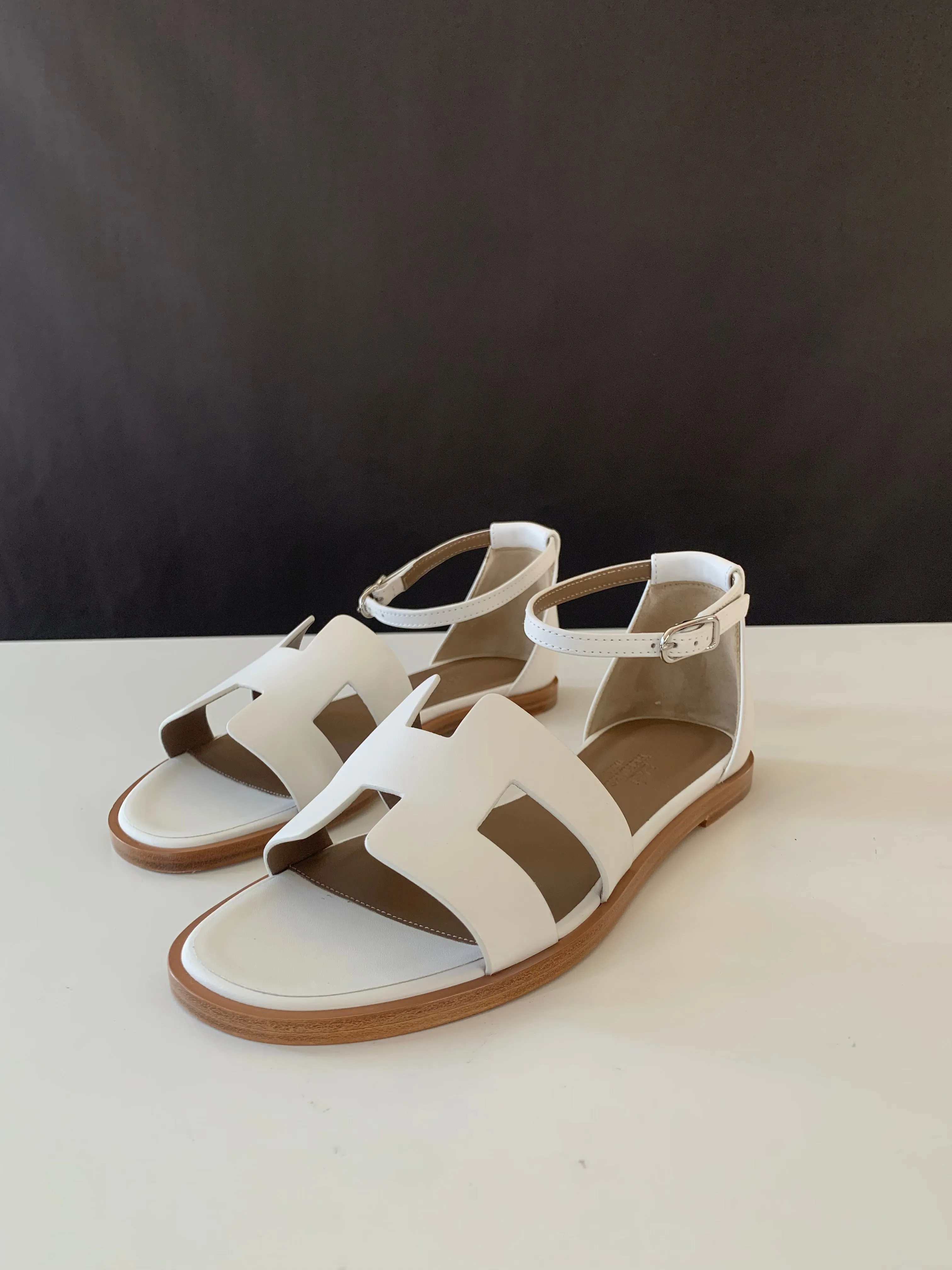 <b>HERMÈS</b> <br>Santorini Sandlas 36