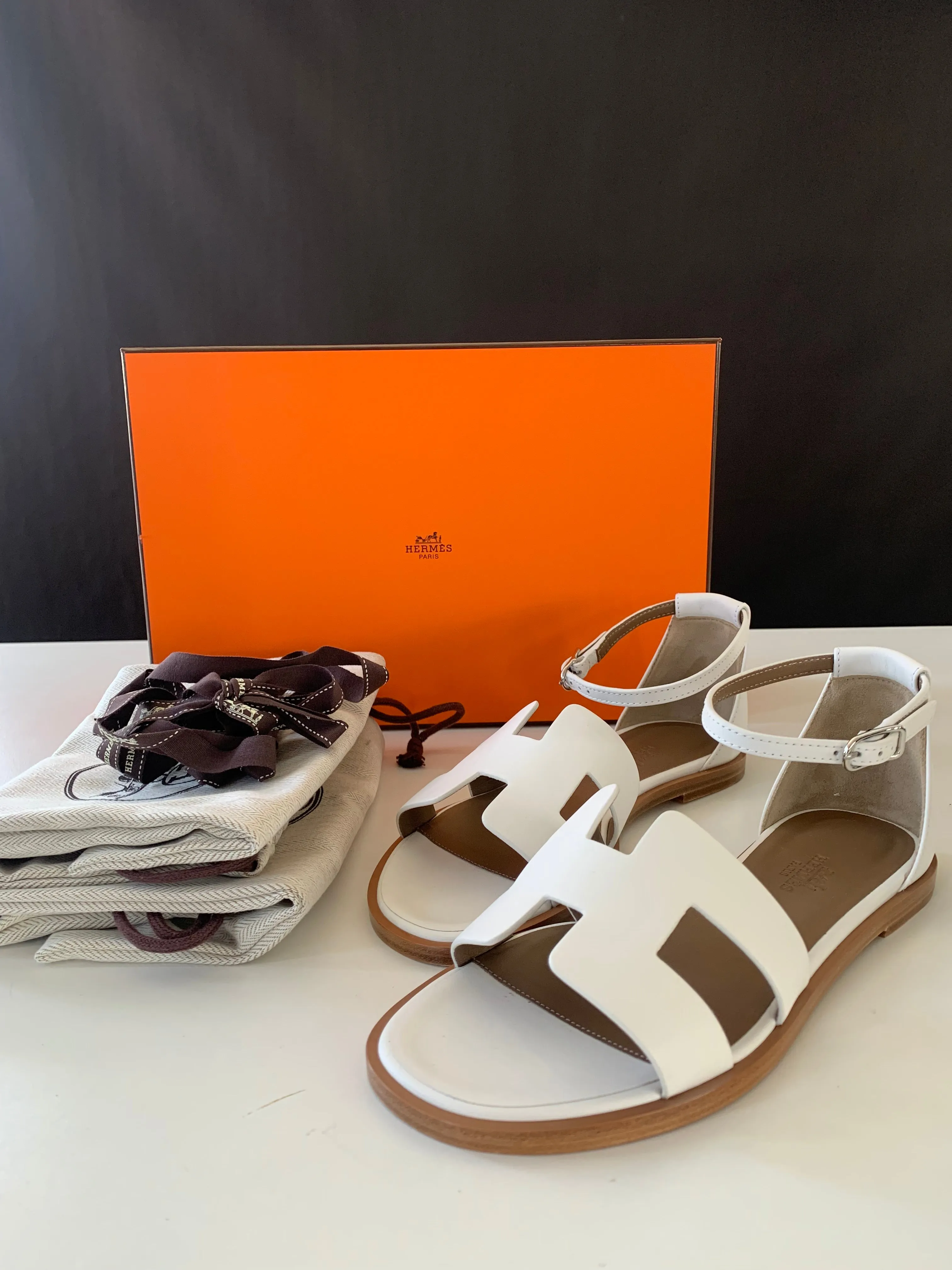 <b>HERMÈS</b> <br>Santorini Sandlas 36