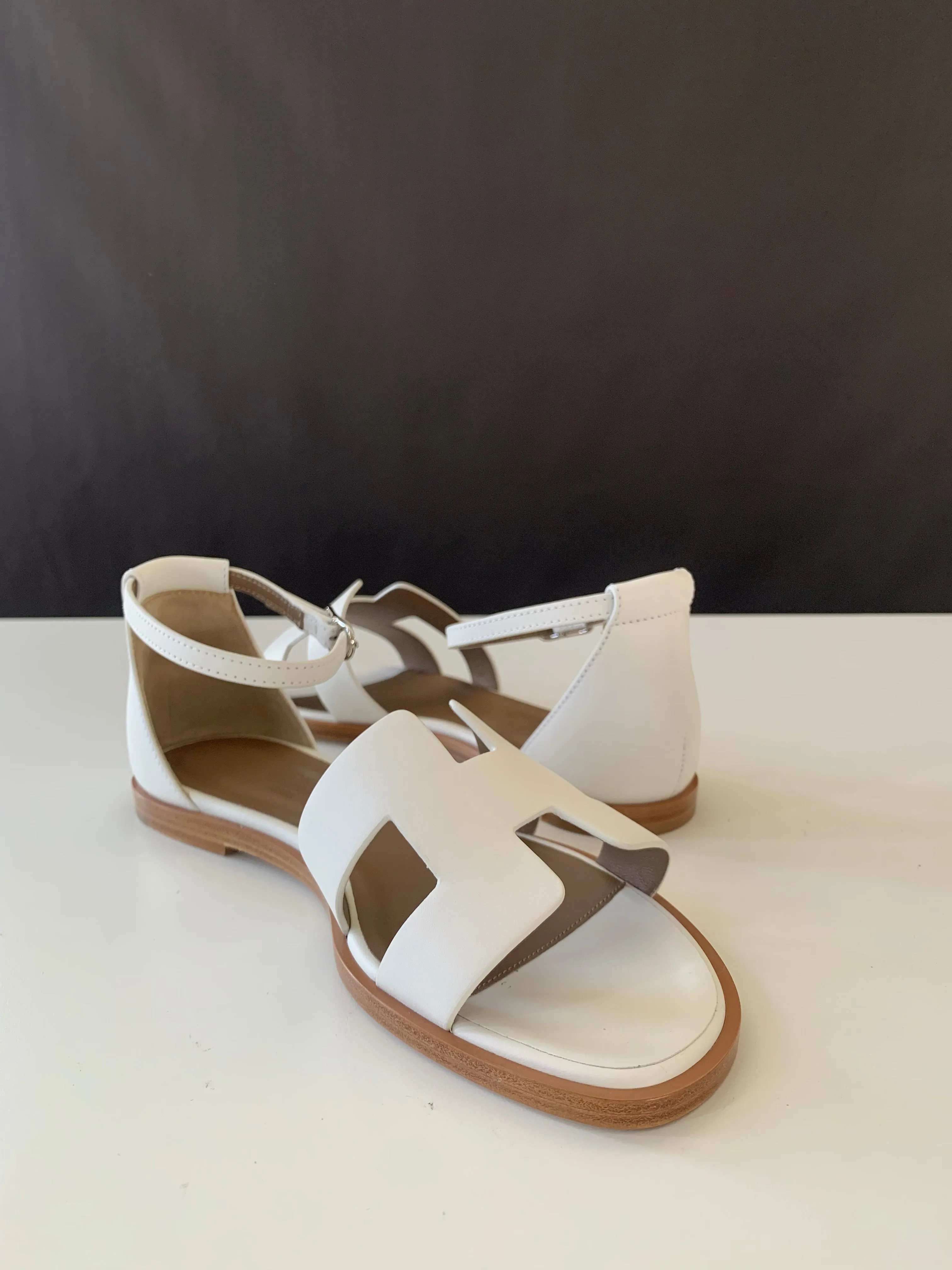 <b>HERMÈS</b> <br>Santorini Sandlas 36