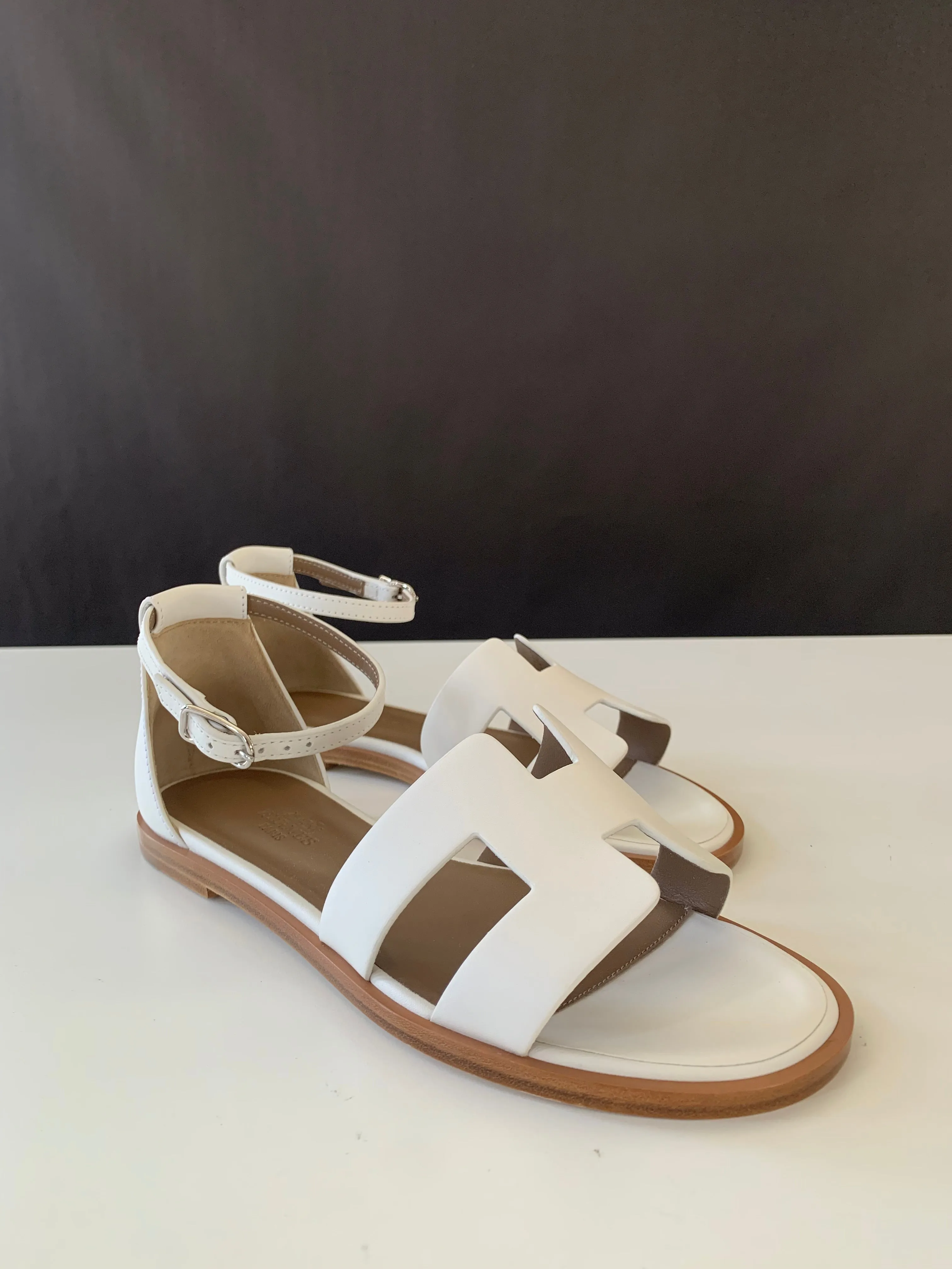 <b>HERMÈS</b> <br>Santorini Sandlas 36