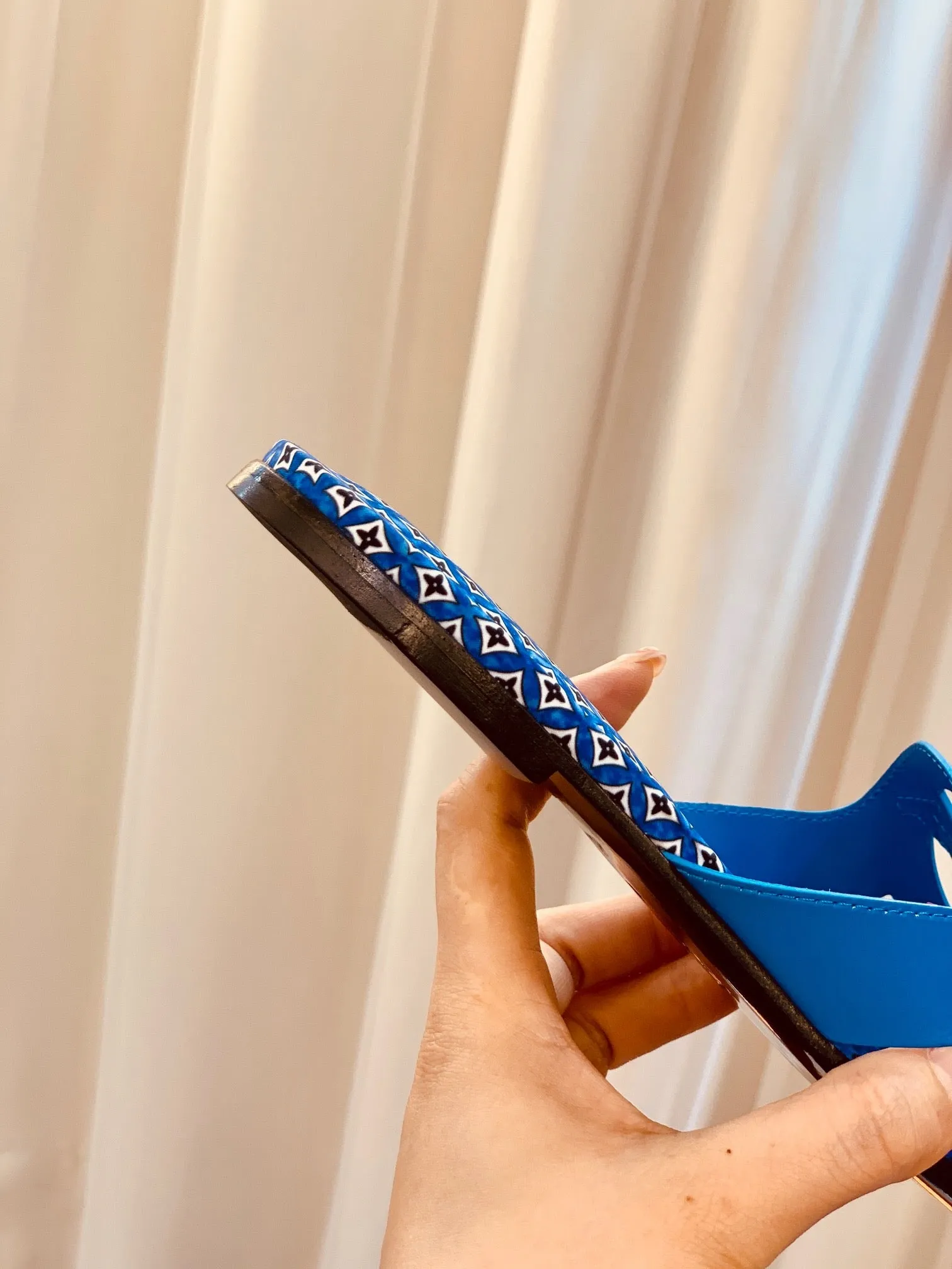 SE1136 LV Isola Flat Mule / Size5-11