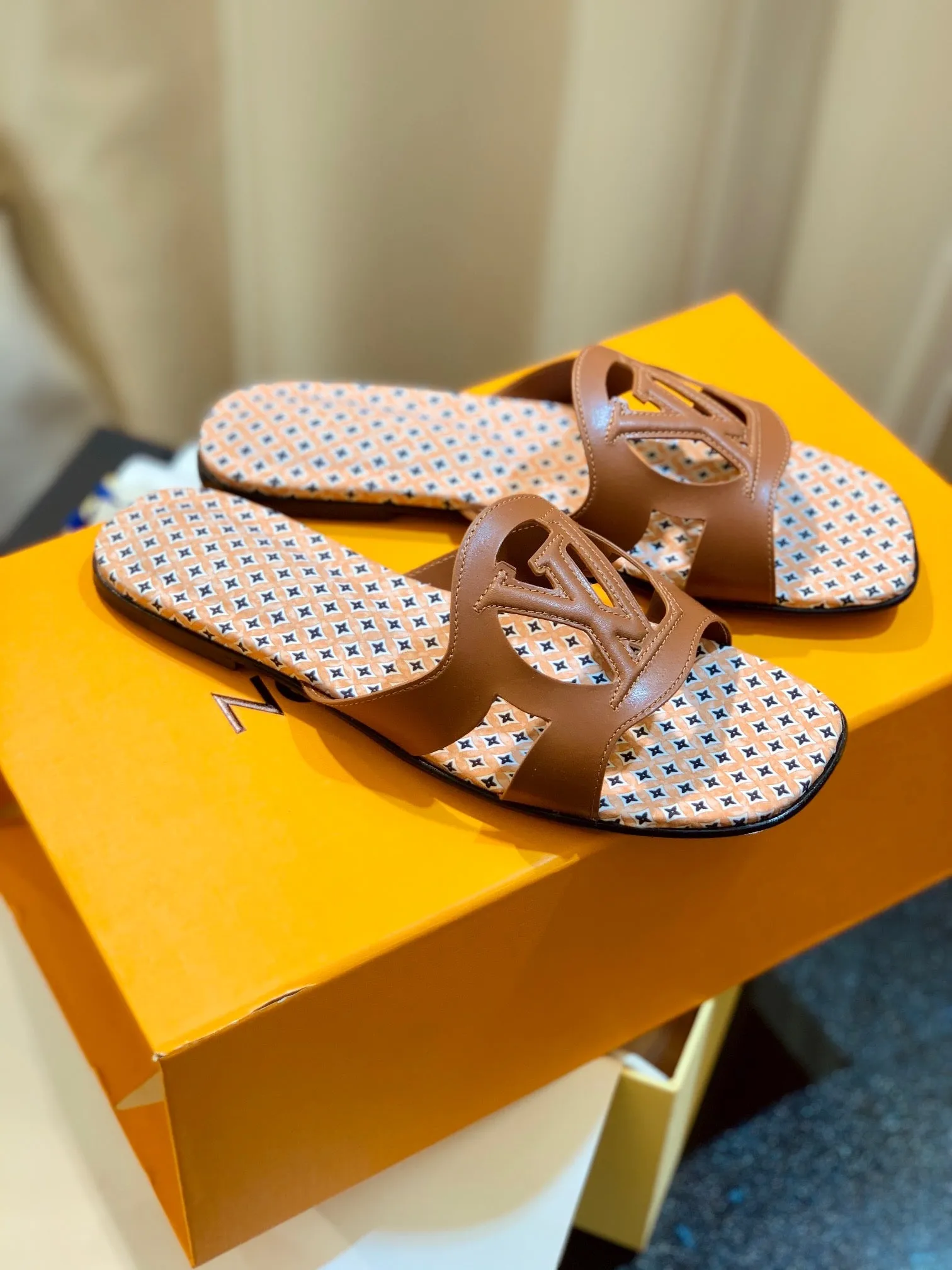 SE1136 LV Isola Flat Mule / Size5-11