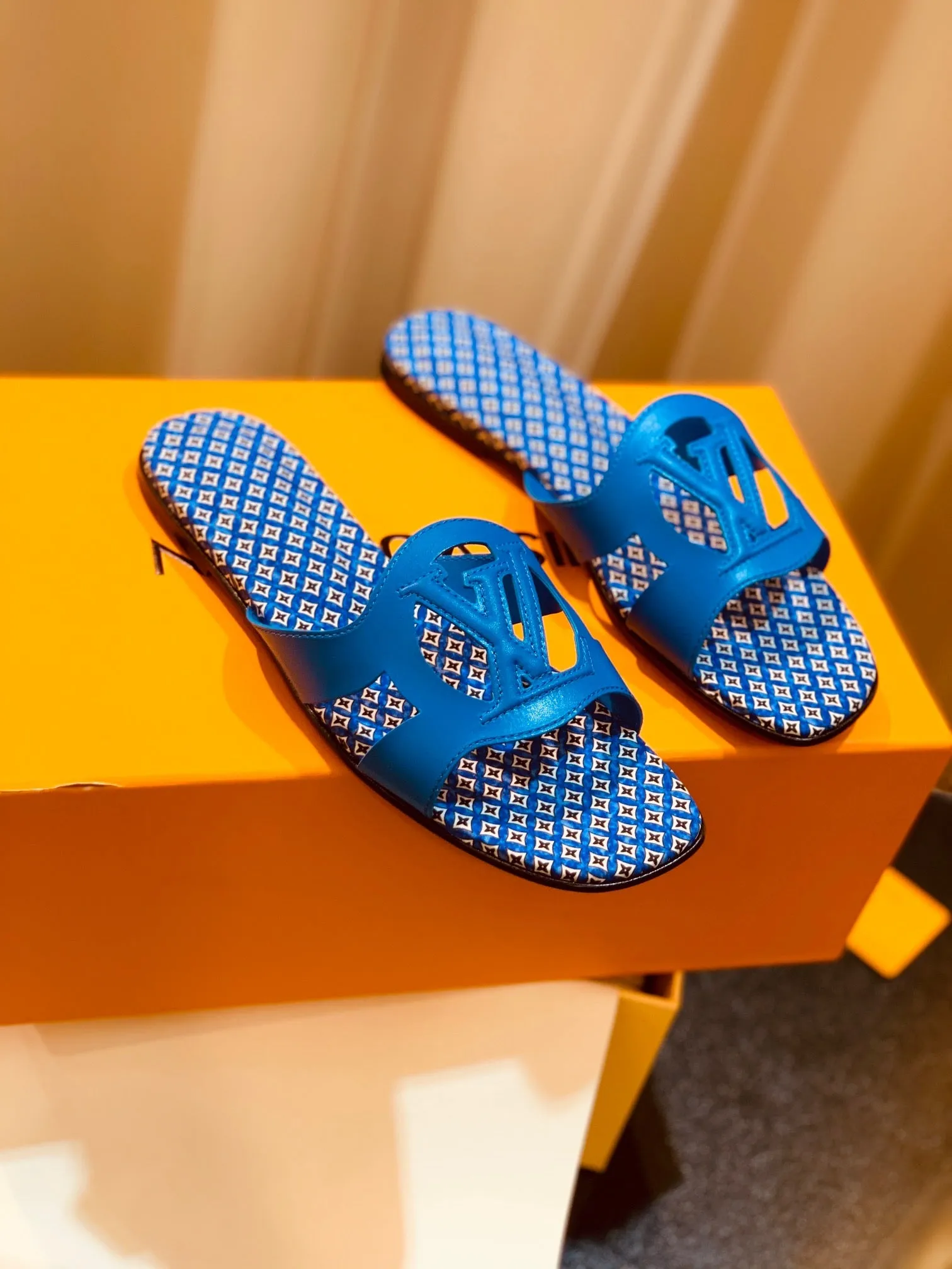 SE1136 LV Isola Flat Mule / Size5-11